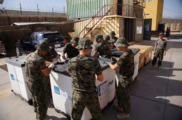 ▲ 22일 아프간에 파평돼 4년간 아프간의 안정과 재건 임무를 수행한 오쉬노 부대가  아프간 바그람 기지에서 철수를 앞두고 태극기를 내리고 있다. 오쉬노부대는 아프간에서의 모든 임무를 마치고 오는 6월 26일 귀국할 예정이다. ⓒ합참