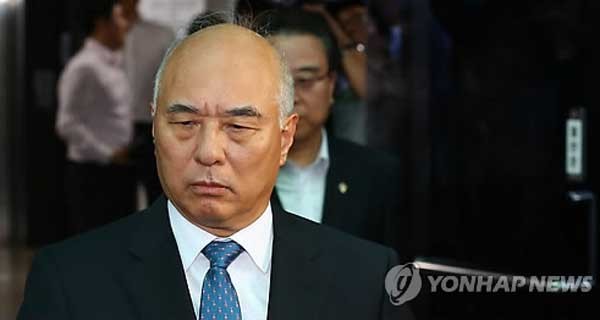 ▲ 브리핑룸에서 사퇴의 말을 마치고 나오는 문창극 총리 후보 ⓒ연합뉴스. 무단전재 및 재배포 금지.