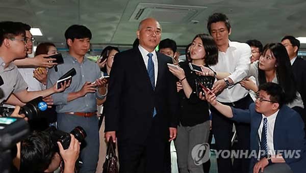 ▲ 지난 2주 동안 출근할 때마다 기자들은 문창극 후보에게 질문을 던졌다. ⓒ연합뉴스. 무단전재 및 재배포 금지.