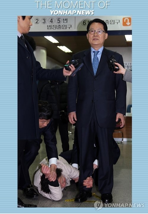 ▲ 지난해 8월3일 3일 서울 종로구 청계광장에서 통진당 이정희 대표와 민주당 박지원 의원이 촛불집회에서 나란히 참석해 공연을 즐기고 있다. ⓒ뉴데일리 DB