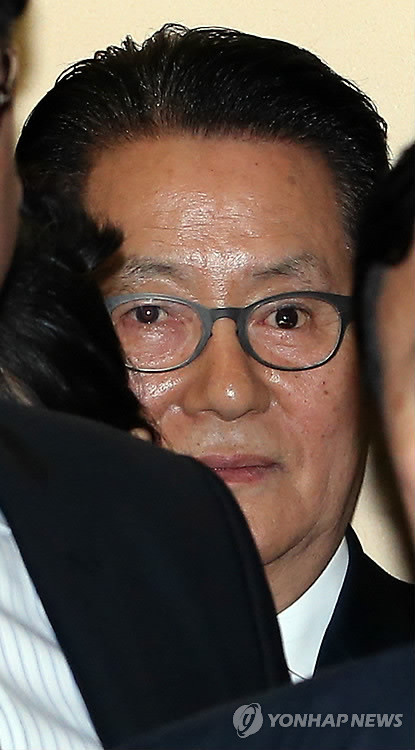 ▲ 지난 5월 저축은행에서 불법자금을 받은 혐의로 불구속 기소된 민주당 박지원 의원이 법정으로 향하고 있다. ⓒ연합뉴스