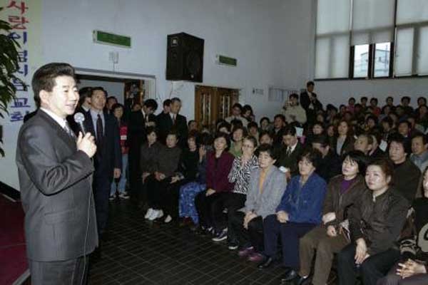 ▲ 2007년 조선족 교회를 찾은 故노무현 前대통령. '자칭 진보'들은 불법체류자들을 처벌하면 안 된다고 주장하는 편이다. [자료사진]