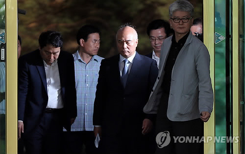 ▲ 문창극 총리 후보자가 24일 오전 사퇴 기자회견을 마친 뒤 정부서울청사를 나서고 있다.ⓒ연합뉴스