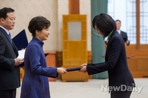 ▲ 지난 23일 박근혜 대통령으로부터 임명장을 받고 있는 조윤선 신임 정무수석. ⓒ 뉴데일리