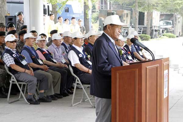 ▲ 장병들에게 국가안보에 대해 관심 가질 것을 당부하는 6.25참전유공자회 과천지회장 이상찬 옹. [사진: 국군지휘통신사령부 제공]