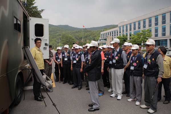 ▲ 국군지휘통신사령부가 운용하는 현대화 통신장비에 대한 설명을 듣는 참전유공자들. [사진: 국군지휘통신사령부 제공]