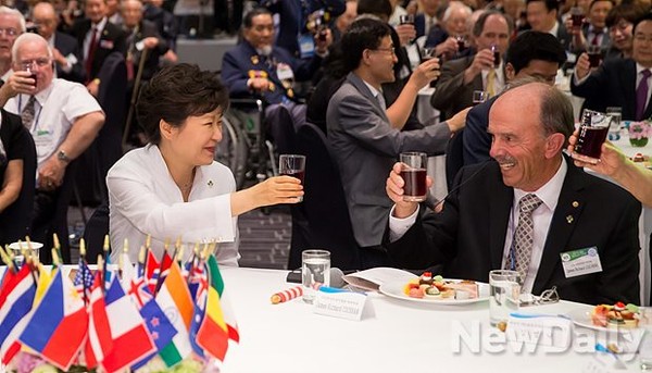 ▲ 박근혜 대통령이 24일 6.25전쟁 제64주년을 맞아 국군 및 UN군 참전유공자 위로연을 열고 참전유공자들과 건배하고 있다. ⓒ 뉴데일리