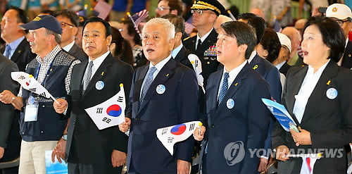 ▲ 이완구 새누리당 원내대표와 김한길·안철수 새정치민주연합 공동대표, 박영선 새정치민주연합 원내대표가 25일 서울 잠실실내체육관에서 열린 6·25 64주년 기념식에서 애국가를 부르고 있다. ⓒ연합뉴스