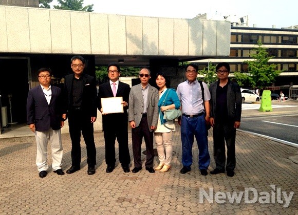 ▲ 데니스 김 새마음포럼 회장 등 5인은 25일 서울중앙지방검찰청을 찾아 직무유기 혐의로 박영선 의원을 고발했다. ⓒ뉴데일리 엄슬비 기자