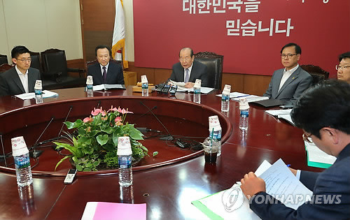 ▲ 김수한 새누리당 전당대회 선거관리위원회 위원장( 왼쪽 세번째) ⓒ연합뉴스