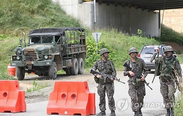 ▲ 22사단 GOP 총기난사 범인 임 모 병장을 생포하는 작전을 펼치면서 출입을 통제하는 장병들 ⓒ연합뉴스. 무단전재 및 재배포 금지.