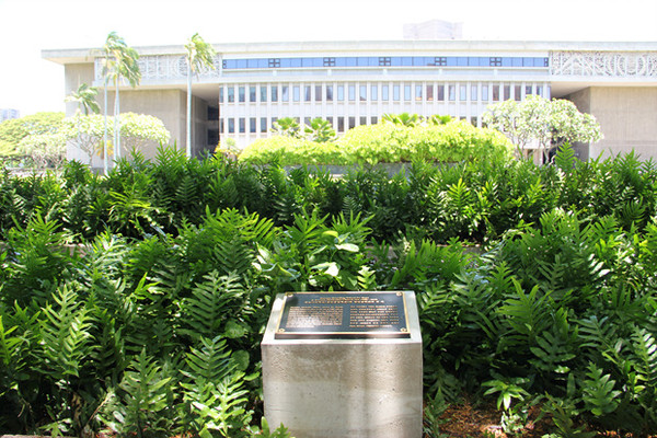 ▲ 하외이 이민 1세대를 위한 교육긴관인 한인중앙학원이 있던 자리는 호놀룰루 공항에서 멀지 않은 호놀룰루 시내에 위치하고 있다. 지금은 그 자리에 동판이 설치돼 있다ⓒ윤희성 기자