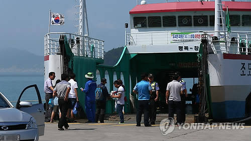 ▲ 전남 진도군 팽목항 선착장에서 승객들이 승선하고 있다.ⓒ연합뉴스