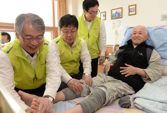 ▲ ⓒ 임종룡 NH농협금융 임종룡 회장(왼쪽)이 호국보훈의 달을 맞아 25일 수원보훈요양원을 방문해 국가유공자 어르신에게 발 마사지 봉사활동을 하고 있다.