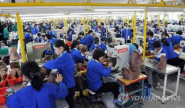 ▲ 개성공단에서 일하는 북한 근로자들 ⓒ연합뉴스. 무단전재 및 재배포 금지.