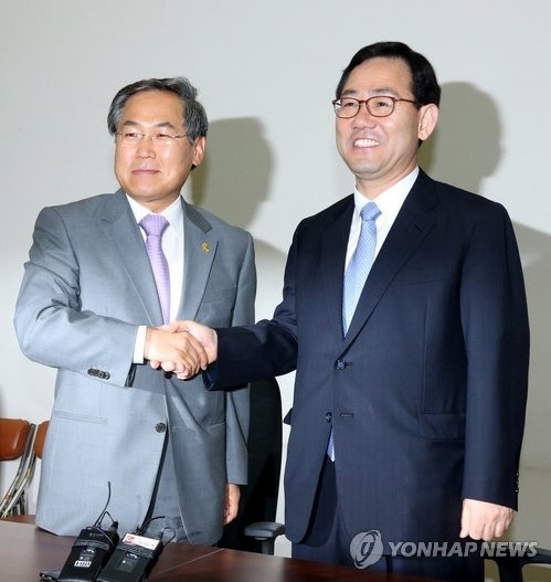 ▲ 주호영(오른쪽) 새누리당, 우윤근 새정치민주연합 정책위의장이 26일 국회 새누리당 정책위의장실에서 만나 손을 잡고 있다. 여야는 앞으로 매주 오찬을 겸해 정책 현안을 논의하기로 의견을 모았다.ⓒ연합 DB