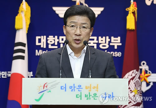 ▲ 김기룡 병무청 병역조사과장이 25일 오전 서울 용산 국방부에서 보디빌딩 선수, 연예인 등 병역면탈 적발 관련 브리핑을 하고 있다. 병무청에 따르면 체육특기생으로 유명 대학에 입학한 보디빌딩 선수 4명은 단기간에 체중을 고의로 늘리는 수법으로 보충역 판정을 받았고, 탤런트 이모(29)씨는 정신질환이 있는 것으로 의사를 속여 진단서를 제출하는 수법으로 군 복무를 면제 받았던 것으로 드러났다.   ⓒ 연합뉴스