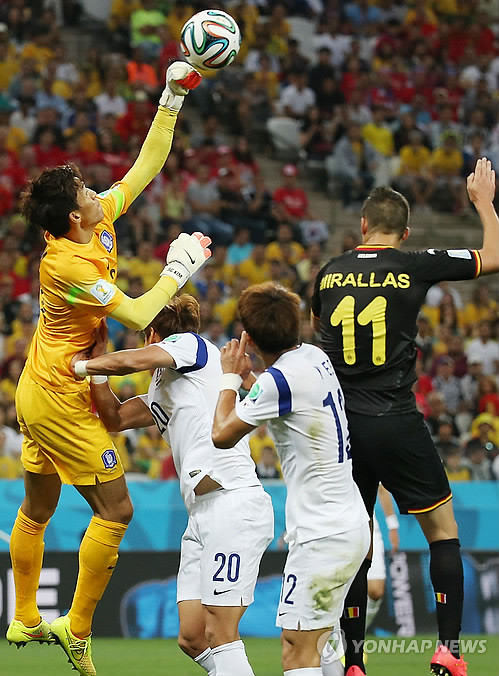 ▲ 2014 브라질 월드컵 조별리그 H조 3차전 한국과의 벨기에의 경기가 열린 27일 오전(한국시간) 브라질 상파울루 코린치앙스 경기장에서 전반전 골키퍼 김승규가 벨기에의 드리스 메르턴스 슈팅을 펀칭으로 막아내고 있다.  ⓒ 연합뉴스