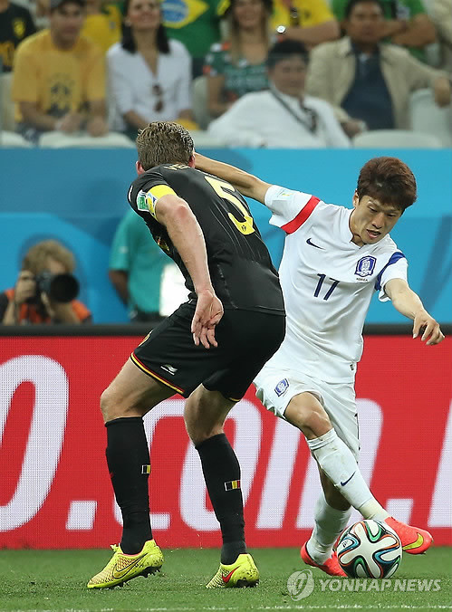 ▲ 2014 브라질 월드컵 조별리그 H조 3차전 한국과의 벨기에의 경기가 열린 27일 오전(한국시간) 브라질 상파울루 코린치앙스 경기장에서 후반전 이청용이 벨기에 얀 페르통언의 수비를 피해 드리블을 하고 있다. 벨기에에게 1대0으로 패한 한국 축구는 16강 진출에 실패했다.   ⓒ 연합뉴스