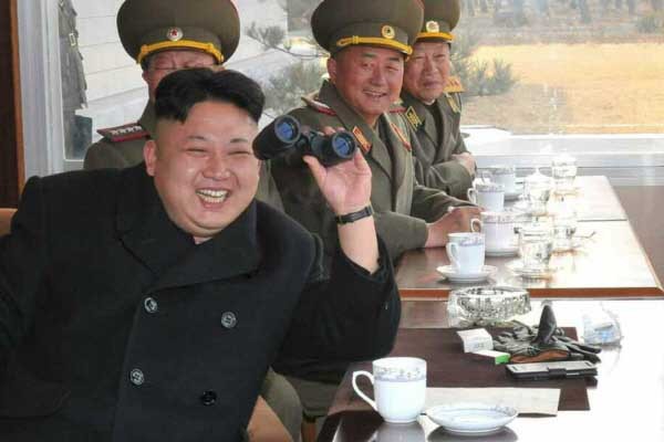 ▲ "헤헤, 잘 날아간다. 비싸게 팔아야지" 군부대를 찾아 히죽거리는 김정은. [자료사진]
