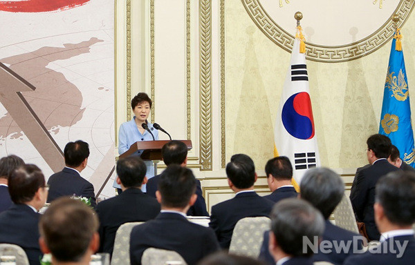 ▲ 박근혜 대통령은 26일 전국 상의회장단 100여명과 오찬 간담회를 열고 경제활성화를 논의했다.ⓒ 뉴데일리