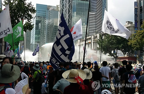 ▲ 경찰이 집회 해산을 목적으로 사용하는 물대포 발사행위가, 법령이 정한 절차와 원칙에 따라 적법하게 이뤄졌다면, 집회 참가자들의 기본권을 침해했다고 보기 어렵다는 헌법재판소의 결정이 나왔다. 사진은 지난해 8월 15일 한국진보연대, 6·15 공동선언실천 남측위원회 등 좌파단체들이 벌인 . 집회 참가자들이 도로를 점거하자 경찰이 물대포로 해산을 시도하고 있다.ⓒ 사진 연합뉴스