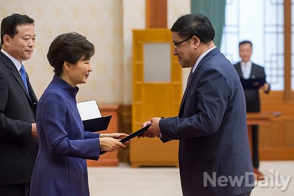 ▲ 박근혜 대통령이 신임 안종범 경제수석에게 임명장을 수여하고 있다. ⓒ 뉴데일리
