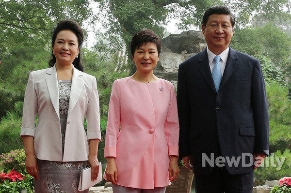 ▲ 시진핑 중국 국가주석 내외가 박근혜 대통령의 초청으로 내달 3일 우리나라를 국빈방문한다. 사진은 지난해 중국 국빈방문 당시 박근혜 대통령과 시진핑 국가주석 내외의 모습. ⓒ 뉴데일리