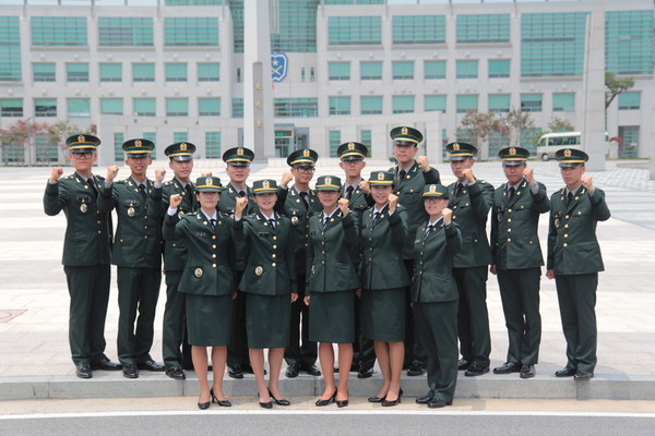 ▲ 27일 임관식을 마친 대통령상 수상자를 비롯해 화제인물들이 함께한 모습.ⓒ육군