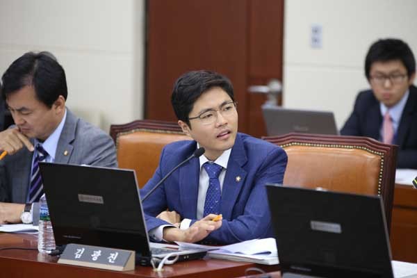 ▲ 이병기 국정원장 후보 아들의 군복무가 특혜였다고 주장한 김광진 새민년 의원. [사진: 김광진 의원실 제공]