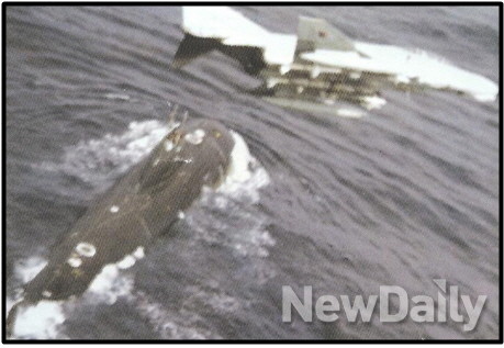 ▲ 1984년 3월 22일 동해에 출현한 구소련 핵잠수함을 F-4D가 긴급출동하여 식별 요격하고 있다.ⓒ공군