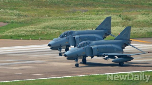 ▲ 청주 제17전투비행단에서 팬텀 전투기편대가 이륙준비를 하고 있다.ⓒ공군