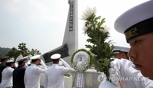 ▲ 29일 오전 경기도 평택 해군 제2함대사령부 안보공원에서 열린 제2연평해전 12주년 기념식에서 군 관계자들이 제2연평해전 당시 전사한 장병들을 위해 헌화한 후 경례하고 있다.ⓒ 연합뉴스