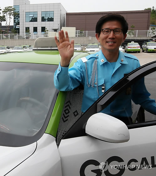 ▲ 퇴임을 이틀 앞둔 김문수 경기도지사가 29일 오후 경기도민의 어려움을 듣기 위한 마지막 택시 운행을 마치고 경기도 수원시 권선구 오목천동에서 손을 흔들고 있다. ⓒ연합뉴스