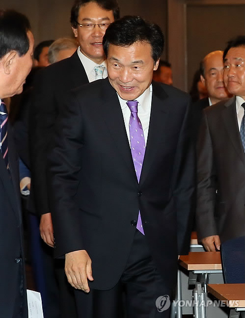 ▲ 손학규 새정치민주연합 상임고문이 17일 서울 여의도 중소기업중앙회관에서 열린 동아시아미래재단 '세월호 참사 두달, 대한민국의 새로운 길을 찾는다' 토론회에 입장하며 참석자들과 인사하고 있다. ⓒ연합뉴스