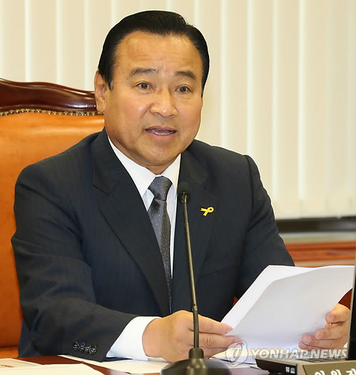 ▲ 국회 운영위원장인 이완구 새누리당 원내대표가 30일 국회에서 열린 운영위원회의를 주재하고 있다.ⓒ연합DB