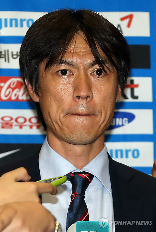 ▲ 홍명보 감독이 30일 오전 인천공항을 통해 귀국, 취재진과 인터뷰하고 있다. 홍명보 감독이 이끄는 대표팀은 2014 브라질월드컵에서 H조 꼴찌로 조별리그에서 탈락했다.  ⓒ 연합뉴스