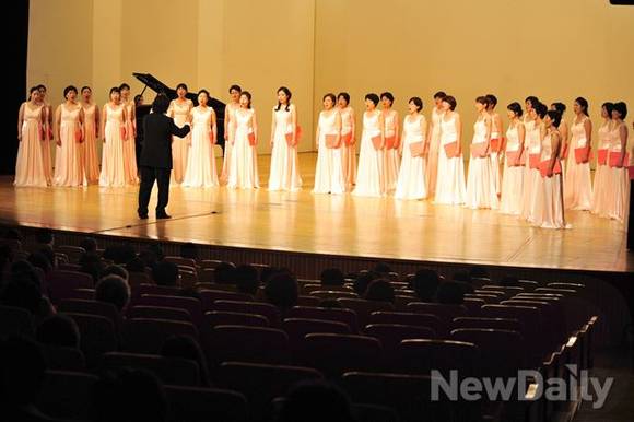 ▲ 김진수 지휘자가 이끄는 마포구립합창단 ⓒ뉴데일리경제