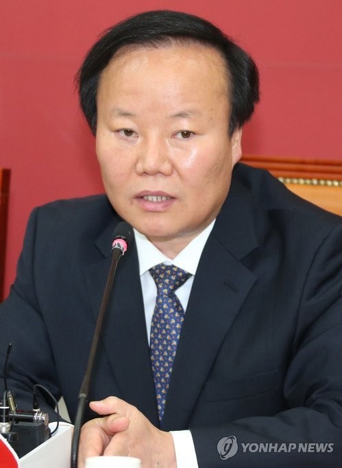 ▲ 김재원 새누리당 원내수석부대표가 1일 국회에서 열린 원내대책회의에서 야당이 김명수 사회부총리 겸 교육부 장관 후보자의 낙마를 목표로 논문 표절 의혹 등을 집중 제기하는 데 대해 