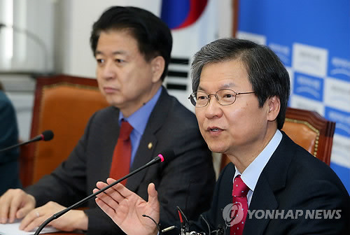 ▲ 지난 4월 14일 국회에서 열린 새정치민주연합 기초단체장 후보자 자격심사위원회 회의에서 천정배 자격심사위원장이 인사말을 하고 있다. 왼쪽은 노웅래 사무총장.ⓒ연합뉴스