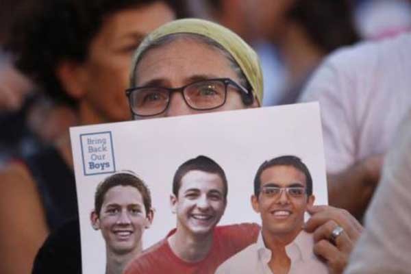 ▲ 실종된 10대 청소년들의 사진을 들고 무사귀환을 비는 시위에 참석한 여성 [사진: VOA 화면 캡쳐]