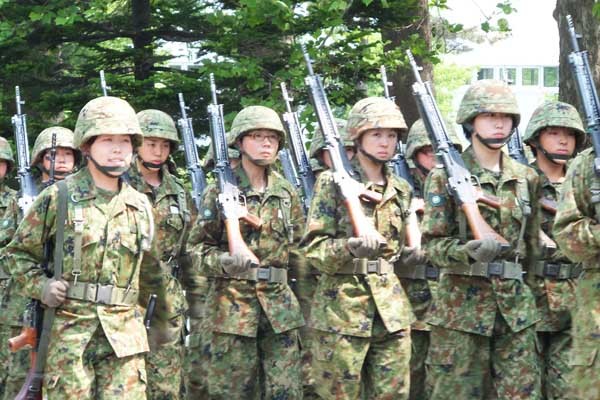 ▲ 일본 자위대 후보생들의 모습. 졸업 후에는 자위관(한국의 장교에 해당)이 된다. [사진: 위키피디아]