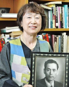 ▲ 연구실의 이영옥 교수. 손에 든 것은 안중근 의사를 평생 흠모한 아버지 이종락 선생의 사진이다. 이영옥 교수는 조선일보와의 인터뷰에서 다음과 같이 말했다. "전주사범에서 역사를 공부하고 국민학교 교장을 지낸 분이지요. 바른역사 교육에 열심이셨어요. 특히 안중근 의사를 '민족의 영웅이자 은인'이라고 하셨어요. 집에 위패를 두고 가족이 절을 올리게 할 정도였죠." ⓒ 조선닷컴