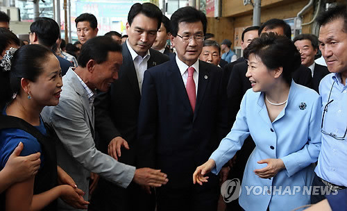 ▲ 박근혜 대통령이 1일 충북 청주 서문시장 삼겹살거리를 방문, 시장 상인 및 주민들과 인사하고 있다. ⓒ 연합뉴스