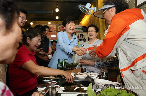 ▲ 박근혜 대통령이 1일 충북 청주 서문시장 삼겹살거리를 방문, 시장 상인 및 주민들과 인사하고 있다. ⓒ 연합뉴스