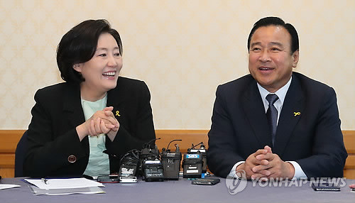 ▲ 박영선 새정치민주연합 원내대표(왼쪽)와 이완구 새누리당 원내대표(오른쪽)가 여의도 국회에서 열린 양당 원내대표 주례회동에서주요 정치 현안에 대해 대화를 하고 있다. ⓒ연합DB