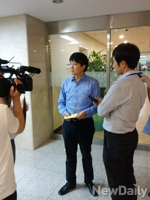 ▲ 이준석 '새누리당을 바꾸는 혁신위원회'(새바위) 위원장이 1일 국회 정론관에서 기자회견을 마친 후 기자들의 질문에 답하고 있다. ⓒ연합DB