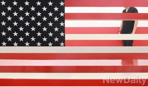 ▲ Star Pattern Shirt, single channel video, 5min 17sec, 2011.ⓒ 한경우