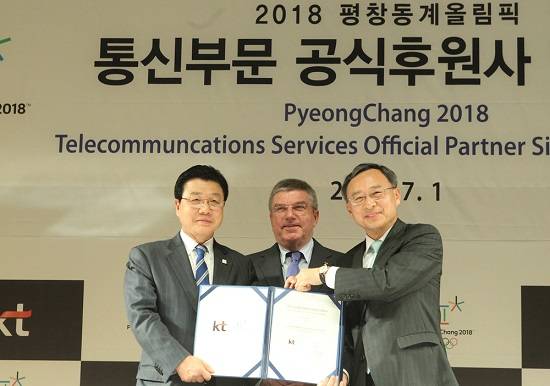 ▲ 사진은 오른쪽부터 KT 황창규 회장과 토마스 바흐 국제올림픽위원회(IOC) 위원장, 2018평창동계올림픽 조직위원회 김진선 위원장이 협약을 체결하고 기념촬영을 하고 있는 모습이다.ⓒKT제공