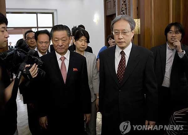 ▲ 지난 1일 중국 베이징 북한대사관에서 협의를 마치고 나오는 송일호 北 북일수교담당대사와 이하라 준이치 日외무성 국장. ⓒ연합뉴스. 무단전재 및 재배포 금지.